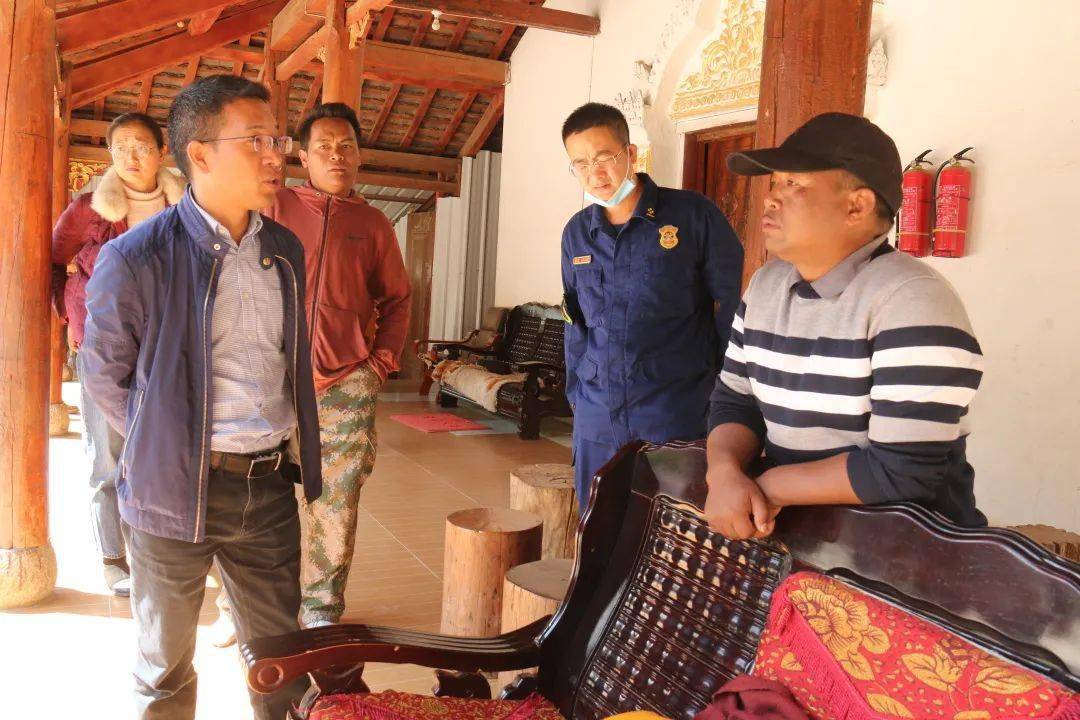 勐海县委常委,常务副县长钢图带队深入勐海县西定乡章朗古村开展传统