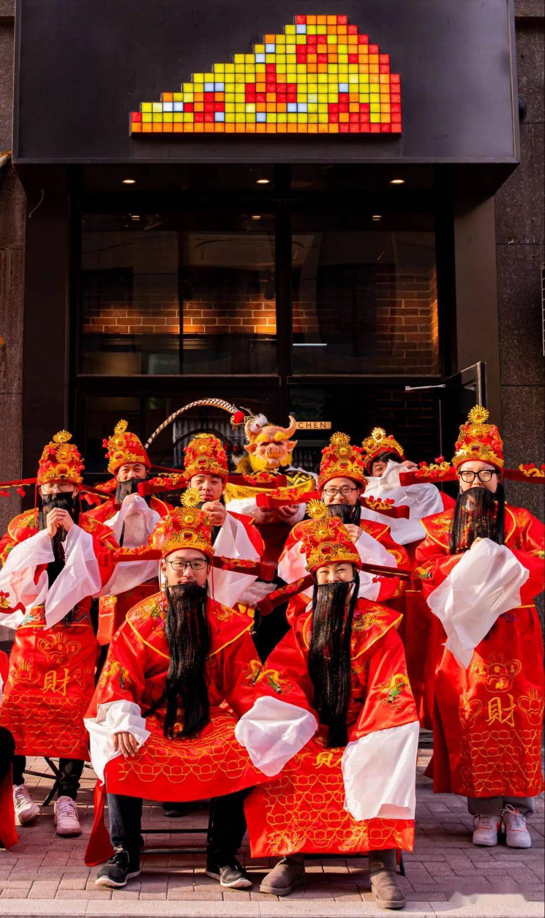 牛魔王和一群财神爷来嵊泗送财气还去了岛上即将开业的首家意式西餐厅