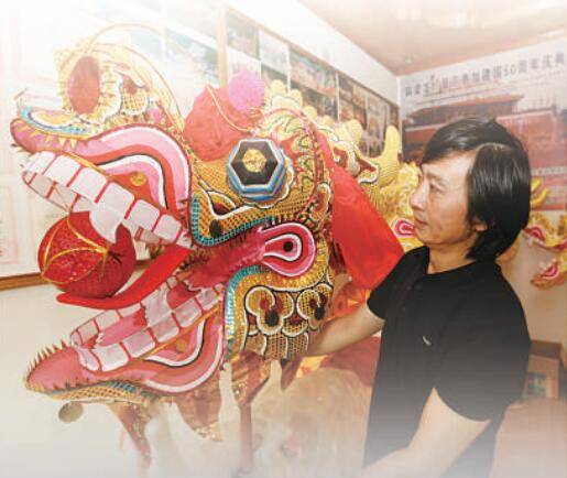 人民日报点赞重庆非遗传承人周建:展现龙灯彩扎工艺魅力