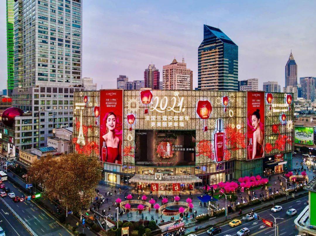 我们深化设计了上海艾森的创意画面,结合商场外墙构造,广告效果,营造