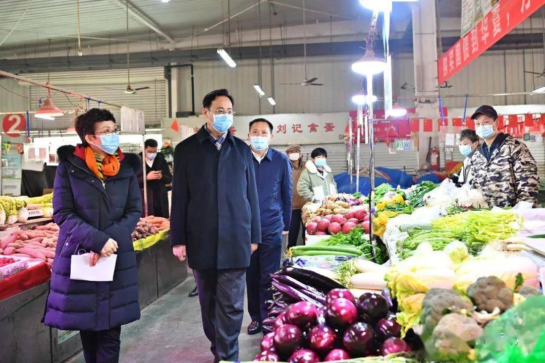 区领导调研检查节日市场供应情况_杨兵
