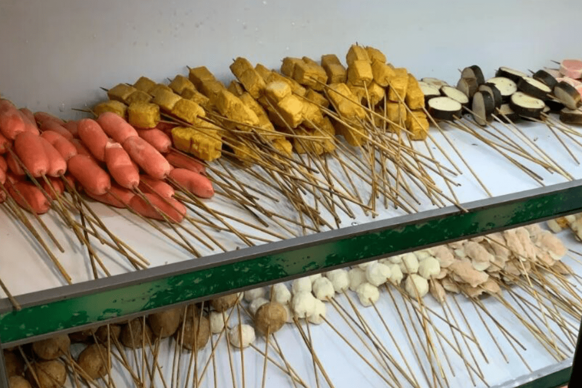 西安有家麻辣烫,客人抱着盆吃,一元一串,有人一次吃30多串