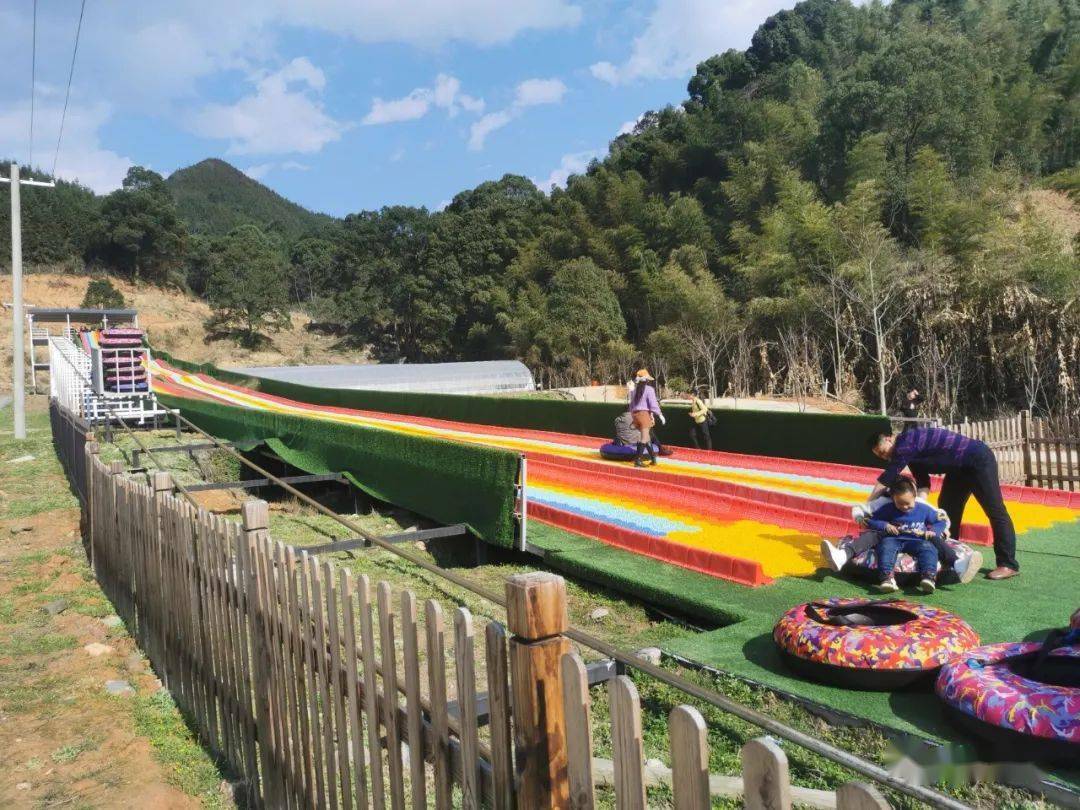 游客乘坐游船 自觉爱护环境卫生 不往湖内抛撒垃圾 山庄大智景区游客