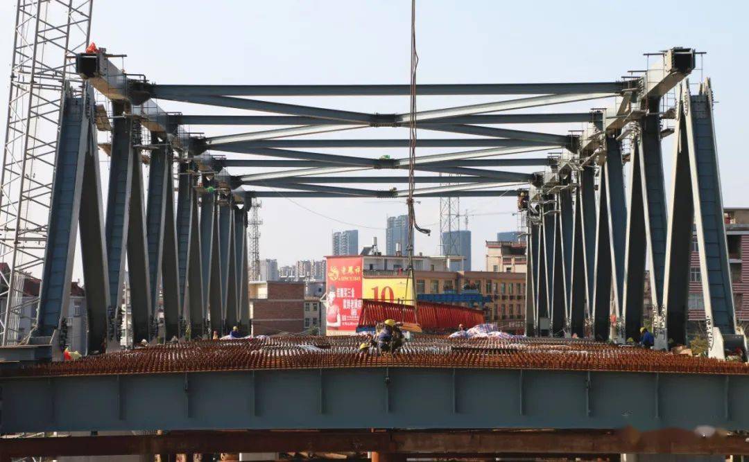 接渡大桥建设正火热酣战!工人干到凌晨2点!