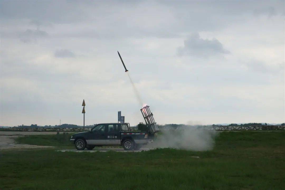 天空必须有富含水汽的云,此时通过人工(利用高炮,火箭,飞机)将增雨