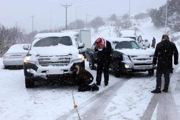 约旦大雪 汽车