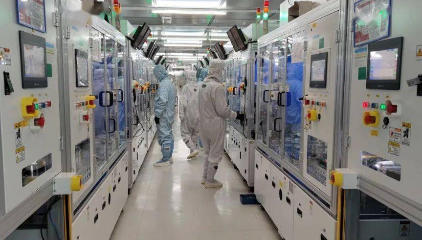 2月18日,武汉天马的工程师们正忙着将盖板与屏幕贴合,并完成背光源和