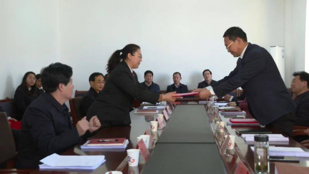 王华庆辞去会宁县人民政府副县长职务的请求;以无记名投票的方式表决