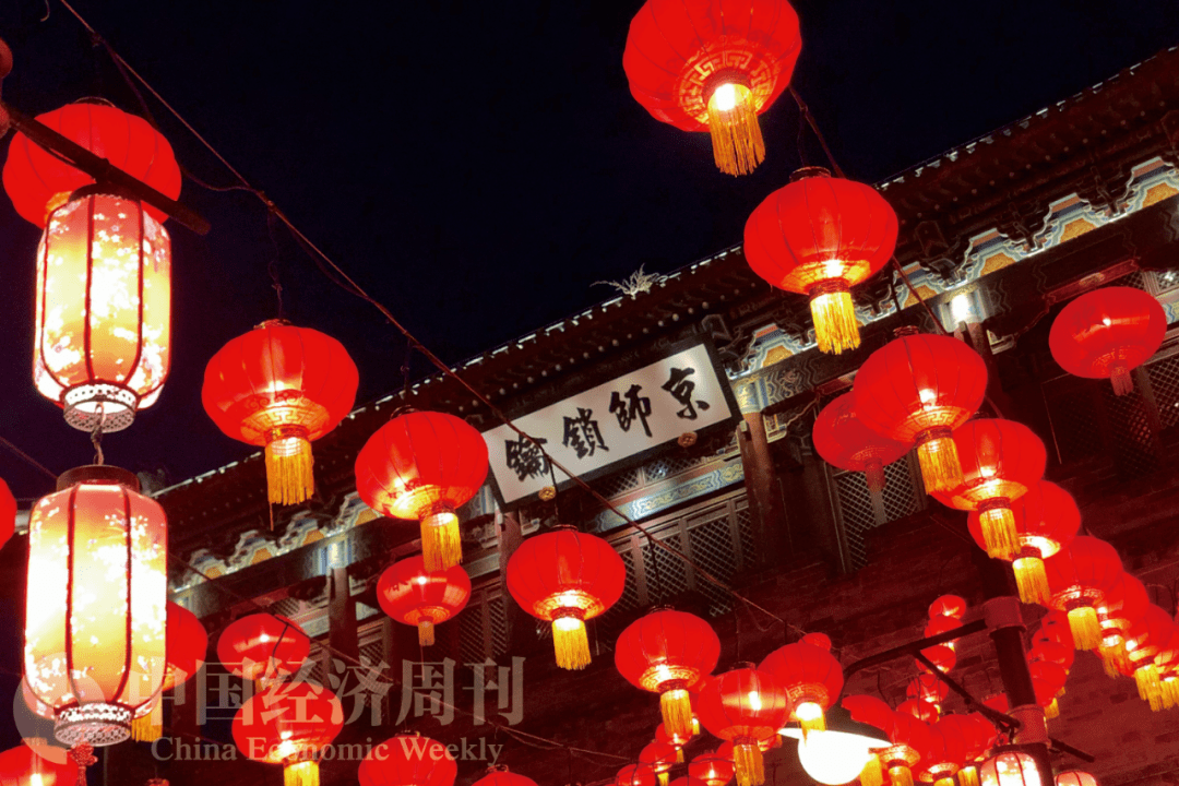 京郊的古北水镇挂起了大红灯笼,充满新春气氛.