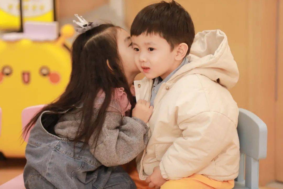 爱上幼儿园63岁孩子有多暖萌娃友谊糖磕着真甜