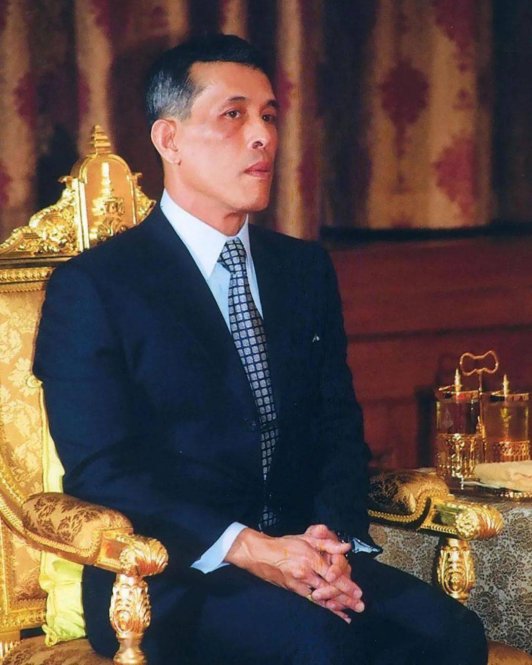 为了讲清楚整个故事,你还需要了解一下现任泰王以及他的王室,完全是