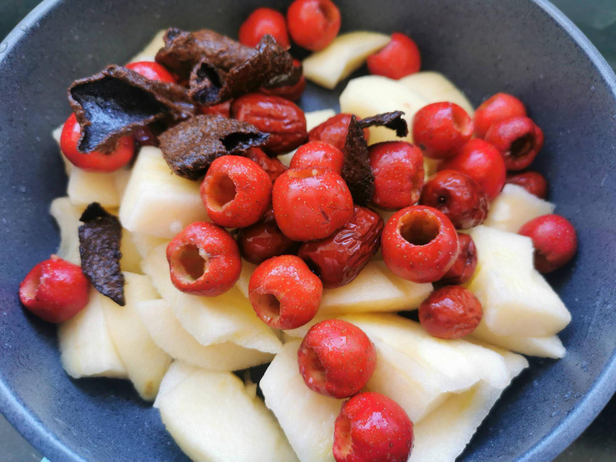 春节后多用山楂和苹果煮水喝酸酸甜甜开胃消食刮油减脂