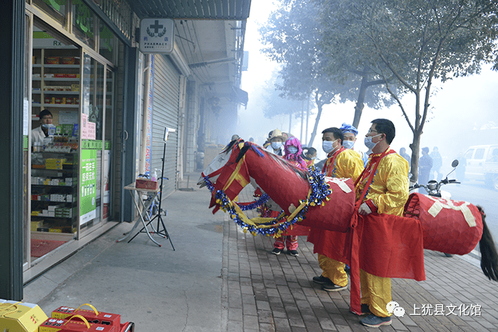 非遗展演上犹寺下周屋车马灯为群众送去新春祝福