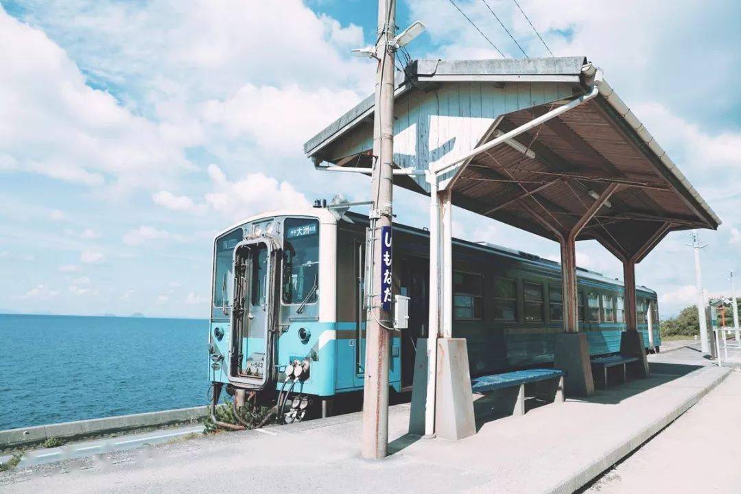 全世界离海最近的车站！列车从海上行过，美如《千与千寻》中的画面！_日本