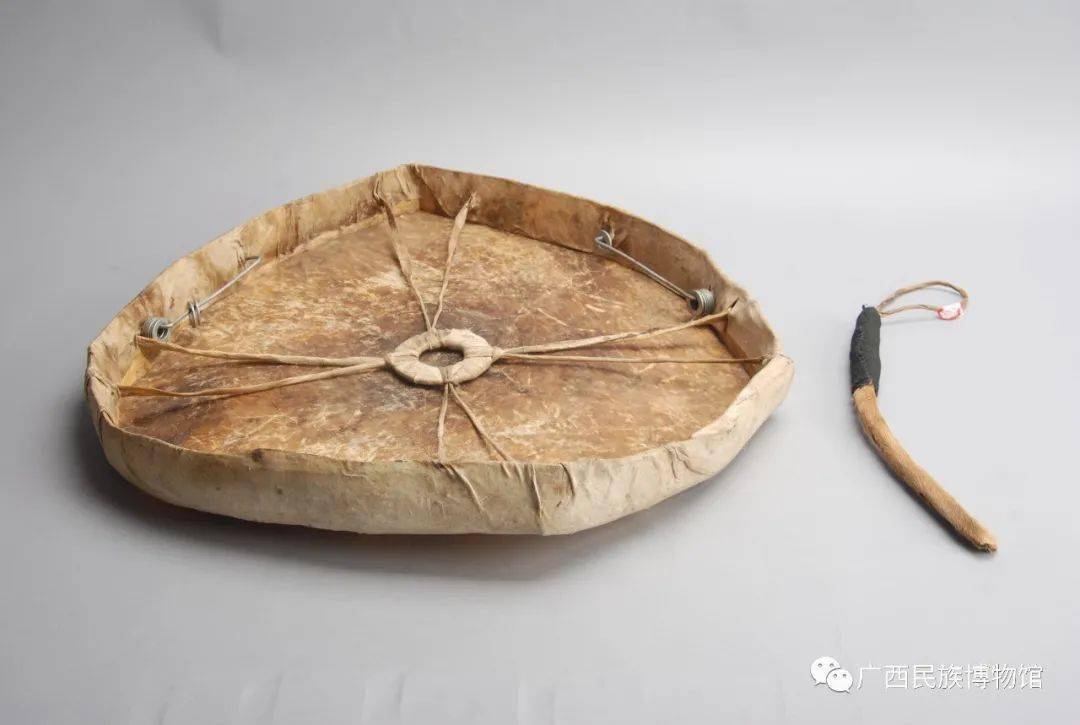 黑龙江呼玛鄂伦春族牛皮萨满鼓(广西民族博物馆藏)广西靖西壮族牛骨胡