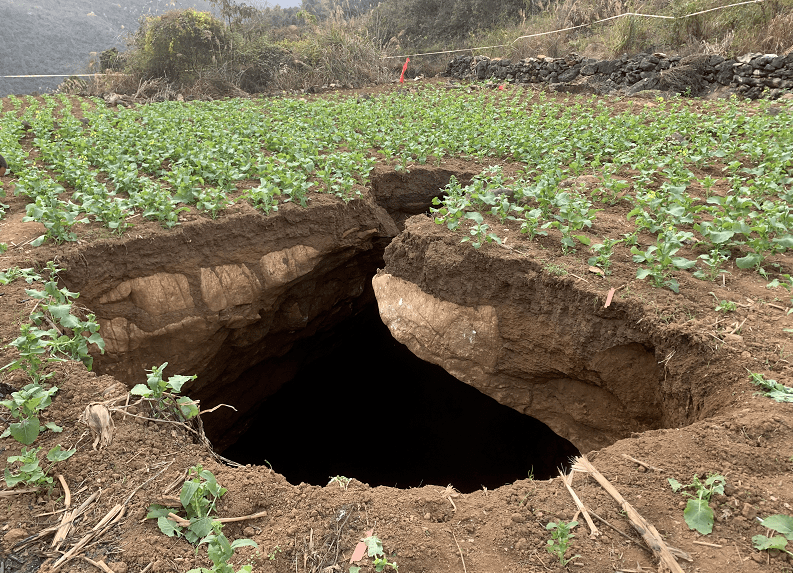 热搜!贵州这里突然塌陷出38米深坑,网传有地下宝藏!官方回应来了!