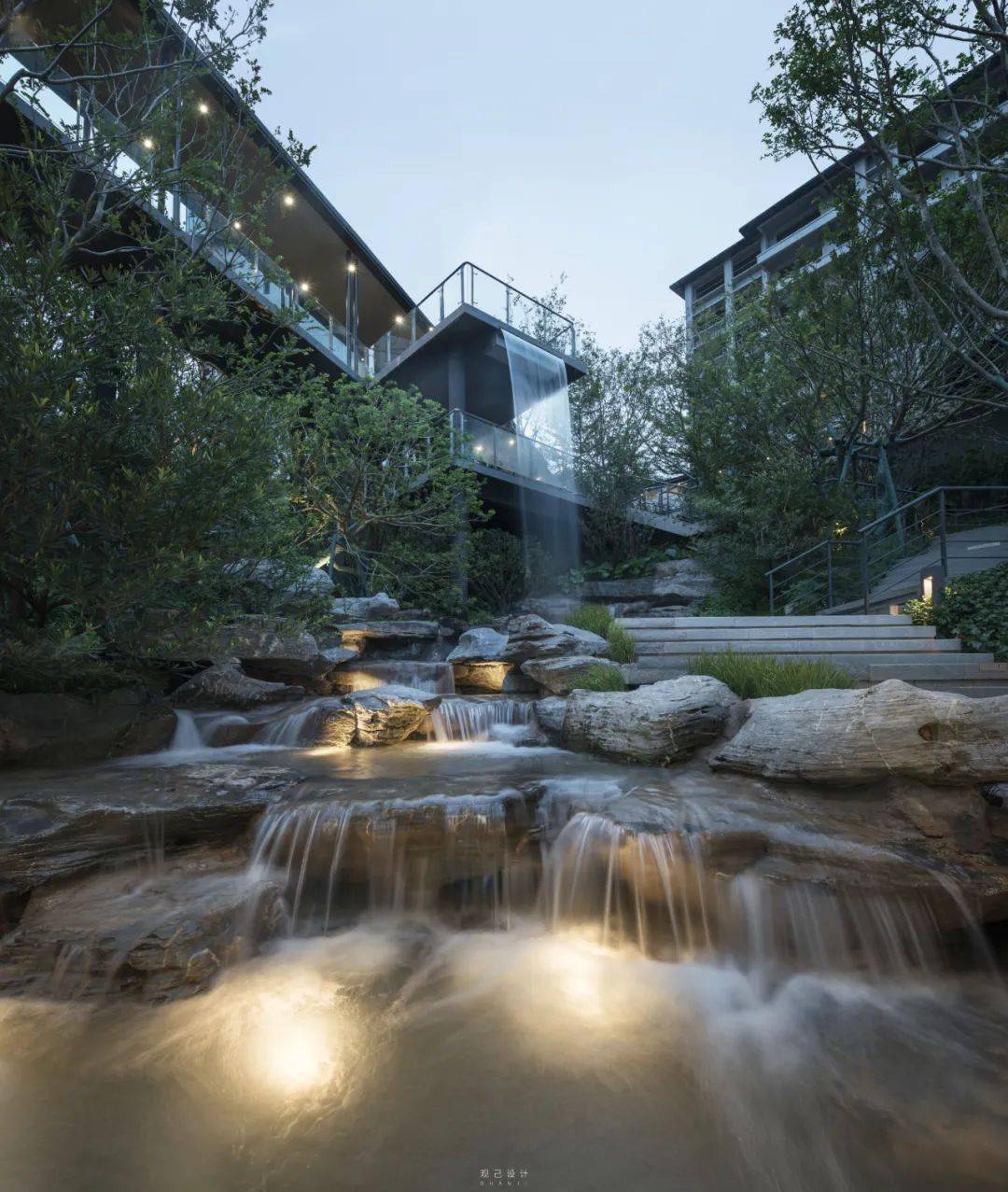 让我有点难以抽离,城市与自然之间产生的暧昧车水叠影在玻璃上,而玻璃