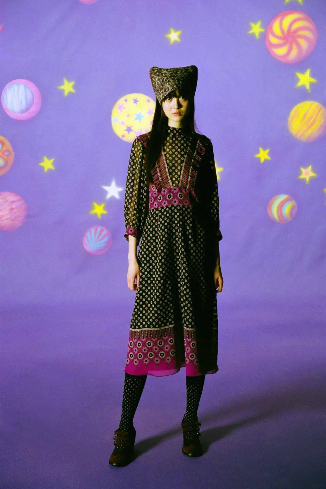 并且她们会在anna sui的最新作品中找到既可爱又实用于生活的衣服