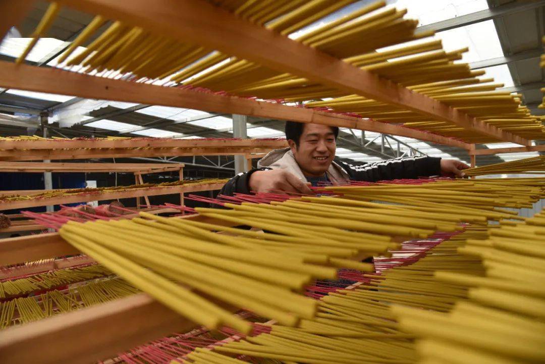 在务川自治县蕉坝镇龙桥村贵州瑞浩制香有限公司厂房前,便听到技术