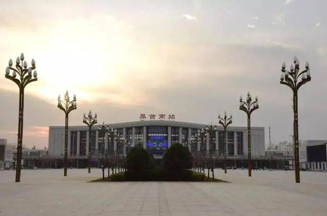 界首市两座火车站造型沉稳大气优雅端庄