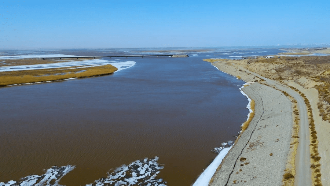 (往年旧图)2月11日,黄河鄂尔多斯段开始解冻.