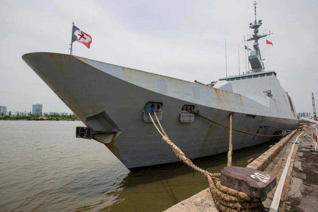 报道称,法国海军表示,西北风级两栖攻击舰"雷电"号(准航母)和拉法耶