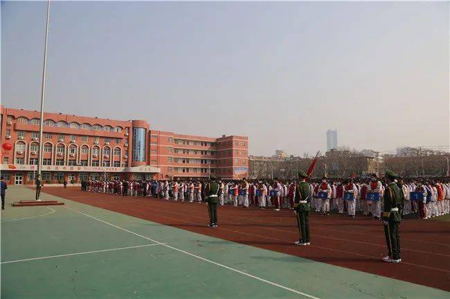 新海实验中学延安校区全体师生欢聚在操场,隆重举行了新学期开学典礼.