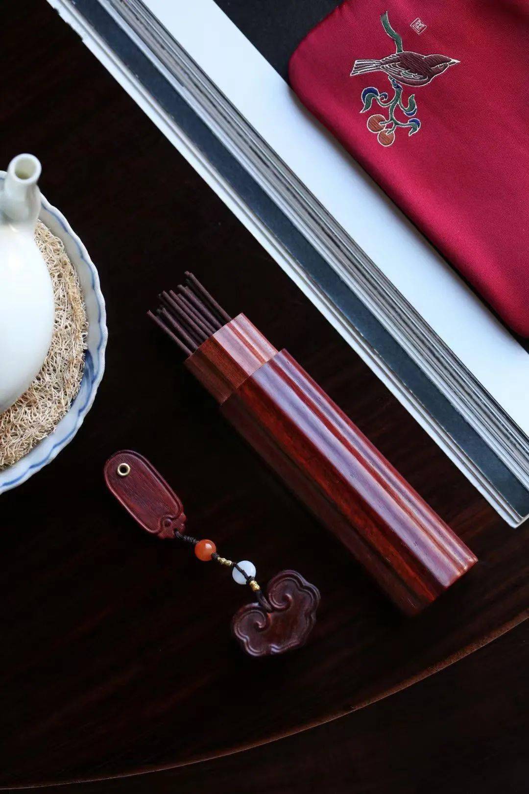 焚香妙赏,尘里偷闲