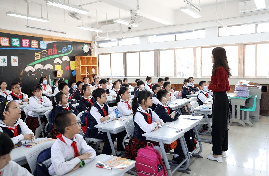 龙华开学第一天坚决守住校园健康安全防线