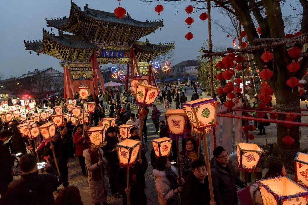 游灯笼排灯会元宵佳节乐不停西府老街看民俗