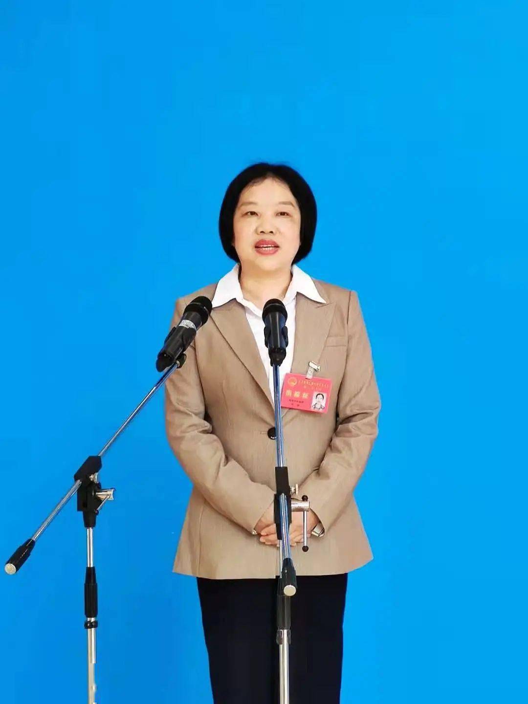 市人大代表钱静代表通道6位来自不同地域,不同行业的市人大代表走上