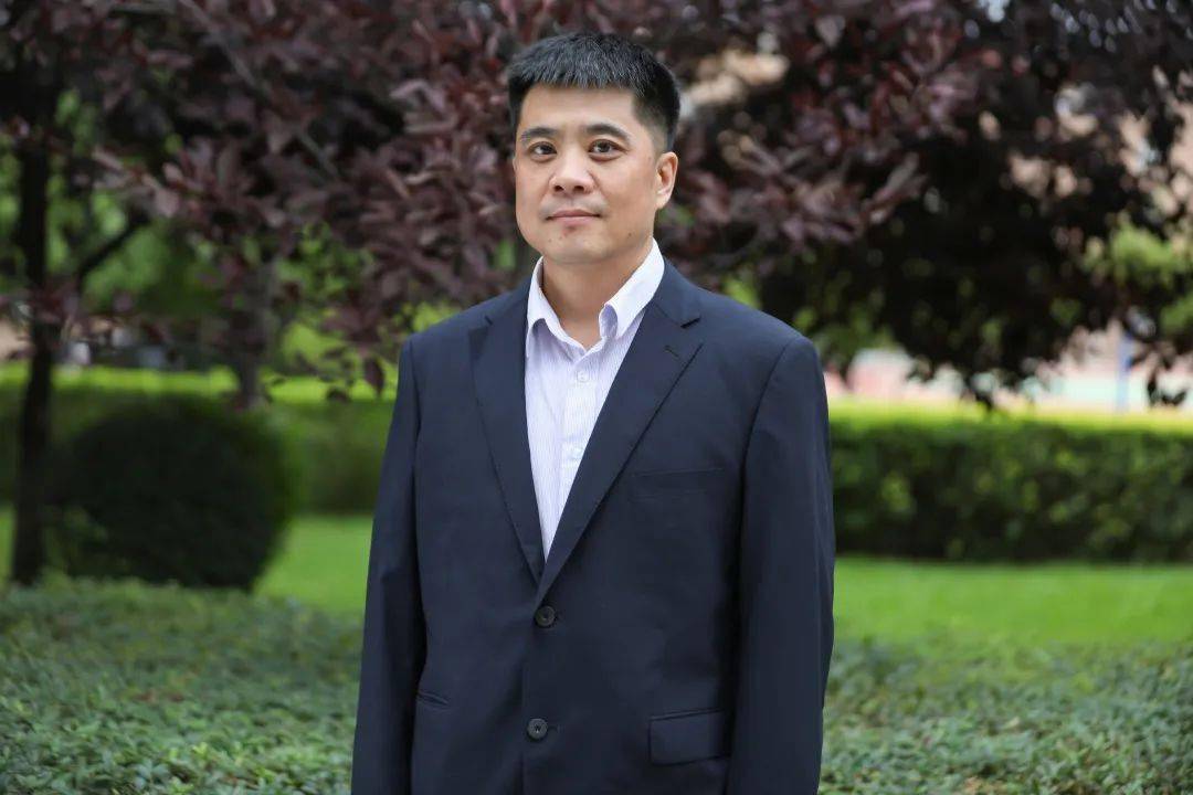 全国中青年教师大赛一等奖和"学院杯"数学竞赛一等奖获得者,吕宝库有