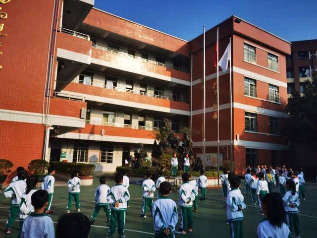 第一次升旗仪式举办了新学期的在元岗小学,新学期,新气象,今天,家长们