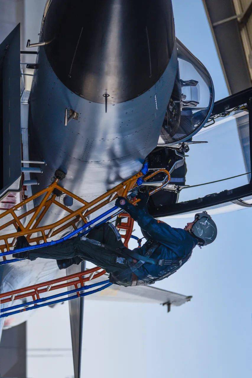 对抗双方你来我往,训练中,各种战术相继展开,组织对抗空战训练