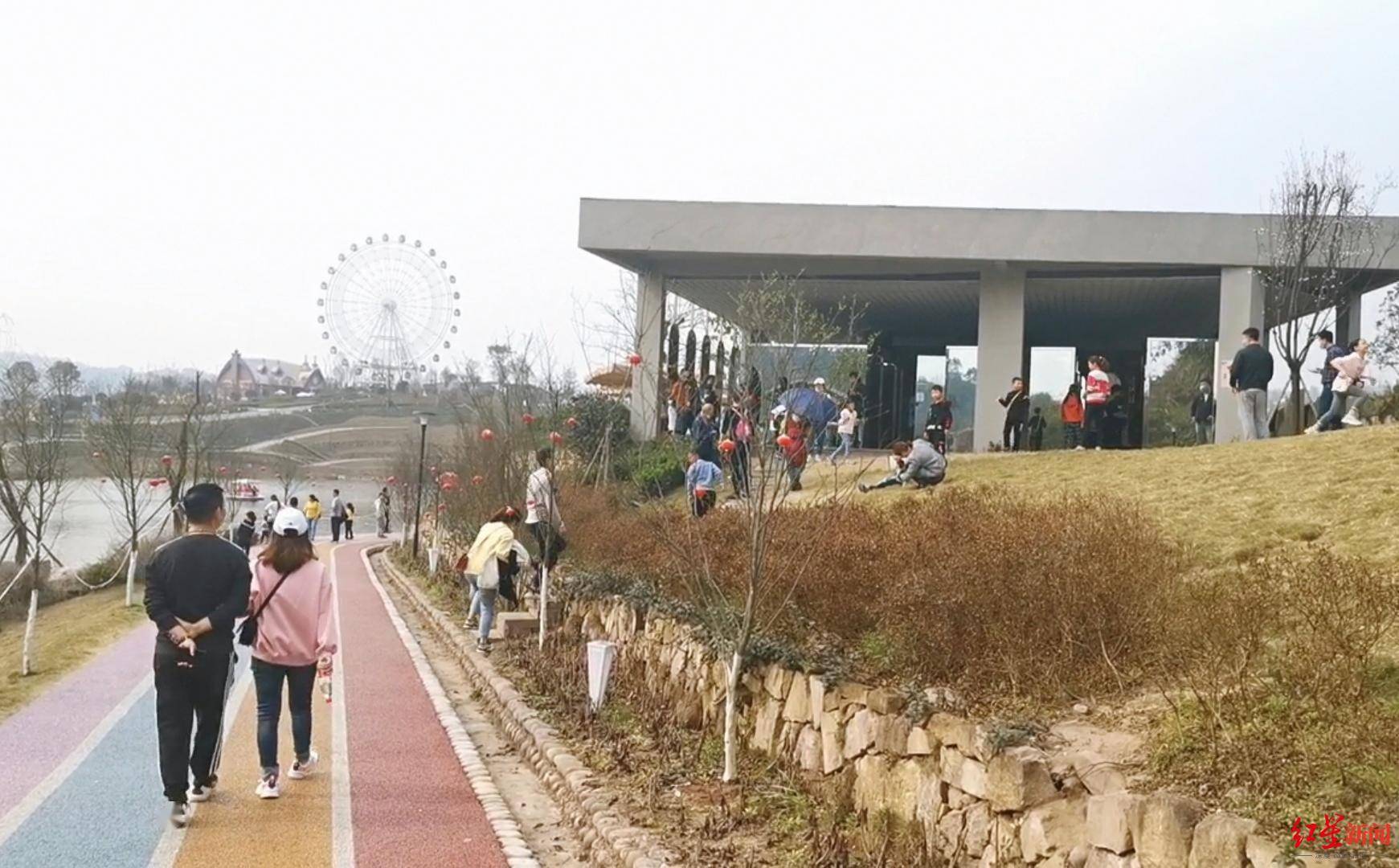 四川乐山景点半透明网红厕所遭质疑：缝隙多私密性堪忧 旅游部门要求整改