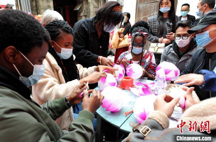 福州：外国留学生做花灯体验中国元宵节传统民俗