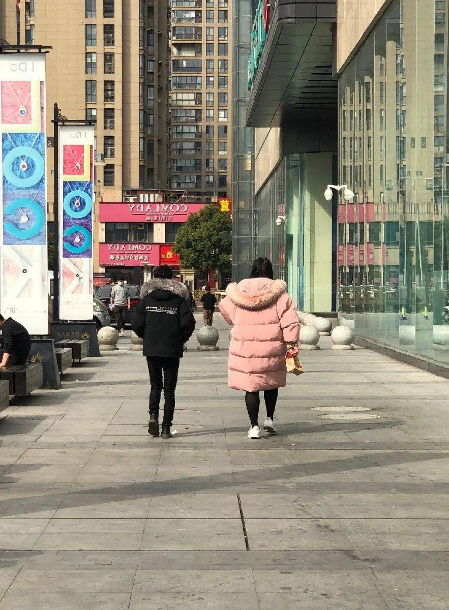 诸暨街头尴尬一幕又来了忍不住要笑