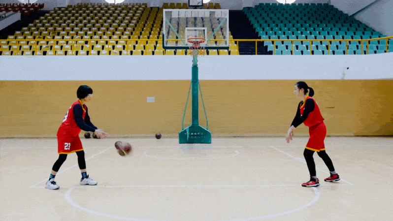 篮球训练三人交叉传球图片