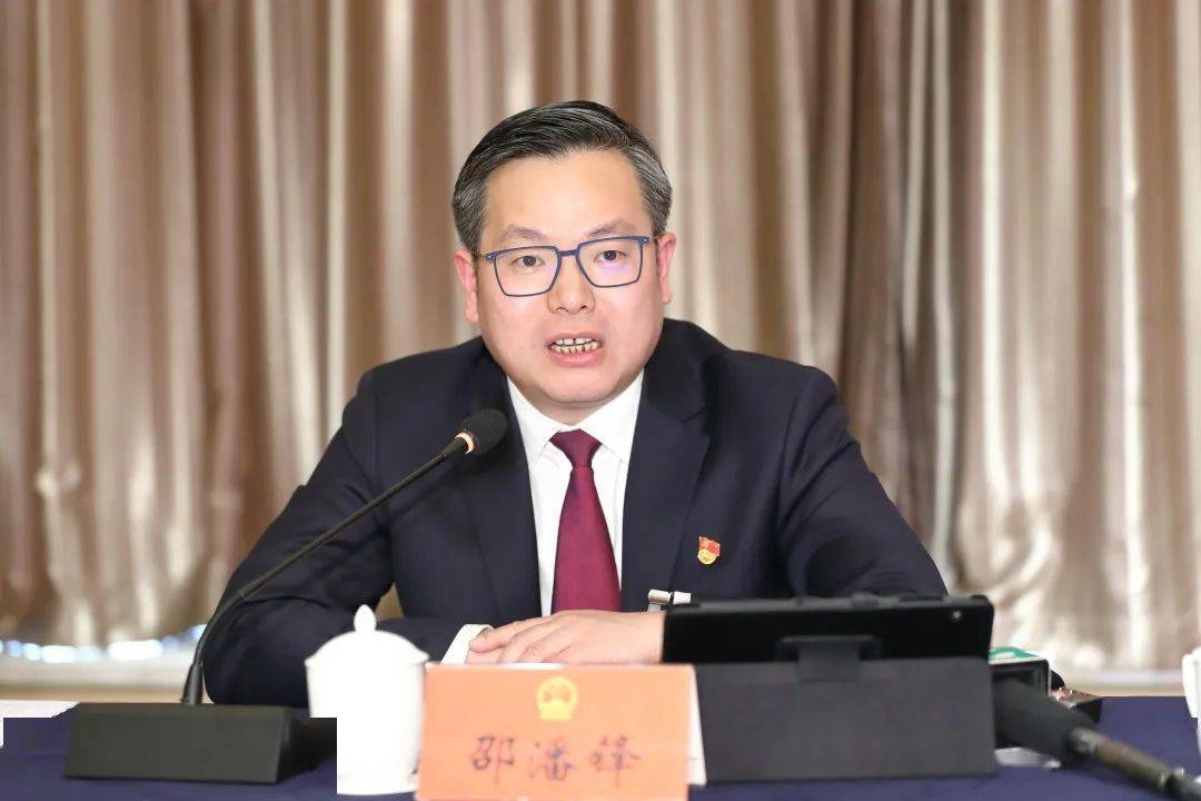 邵潘锋在参加人大第二代表团审议时强调:让全体南湖人民有"面子"更有"