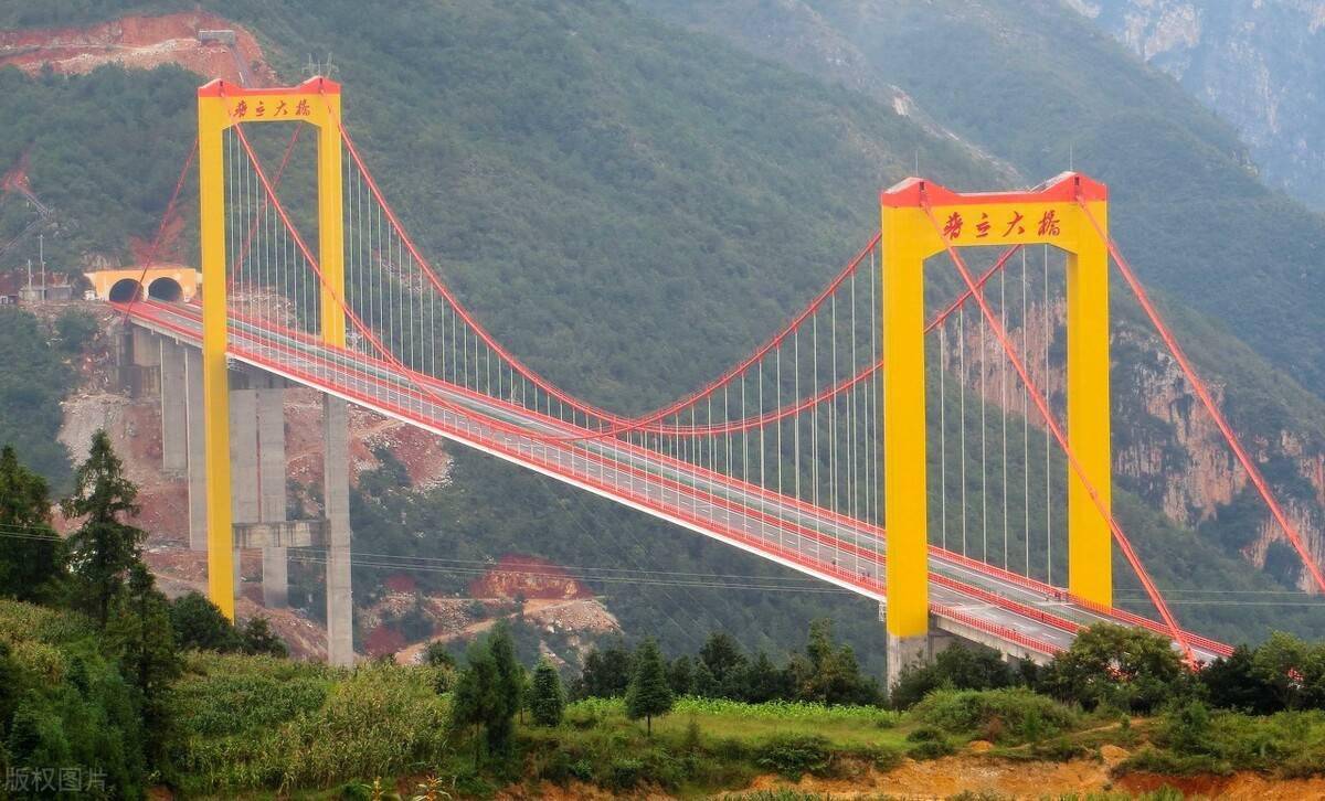 普立特大桥,桥面高500米,是世界最高的悬索桥之一,也是云南第一次