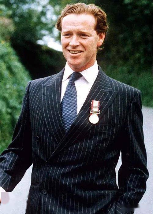 讲真,戴安娜王妃生前有六七个情人,詹姆斯·休伊特是最渣的一个,全