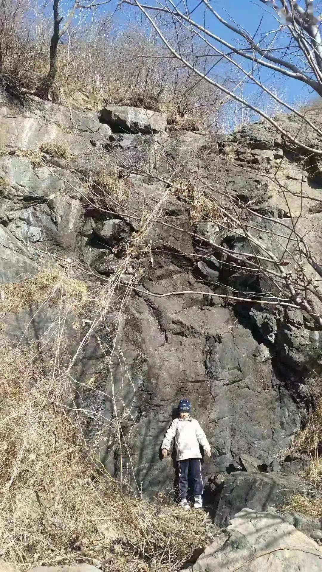 男子站在悬崖上撒尿猜一成语_悬崖上的金鱼姬图片(2)