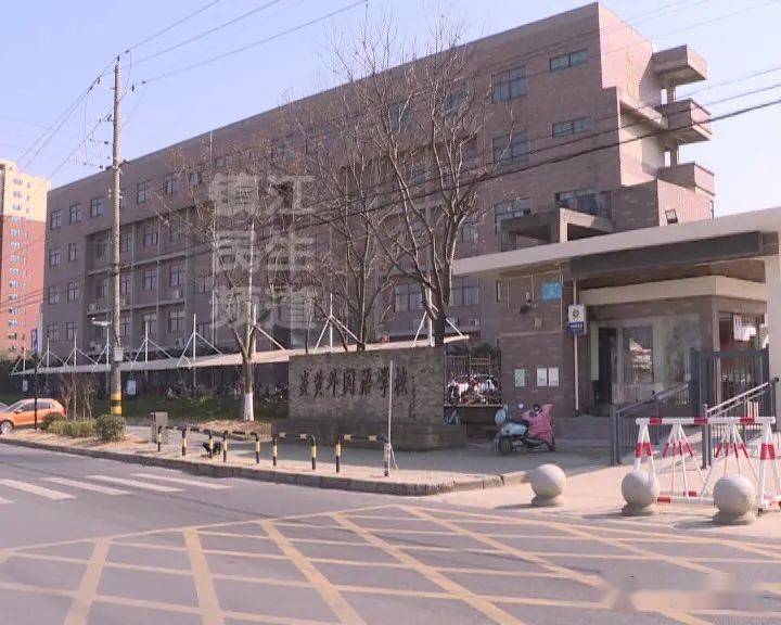 丹徒区炎黄外国语学校一教师向多位学生家长借钱近30万元迟迟不还女士