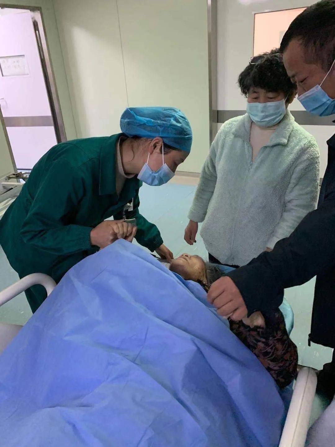 什么人可以当护士长 7f8d1e5deef247ec8948890324a2bf86.jpeg