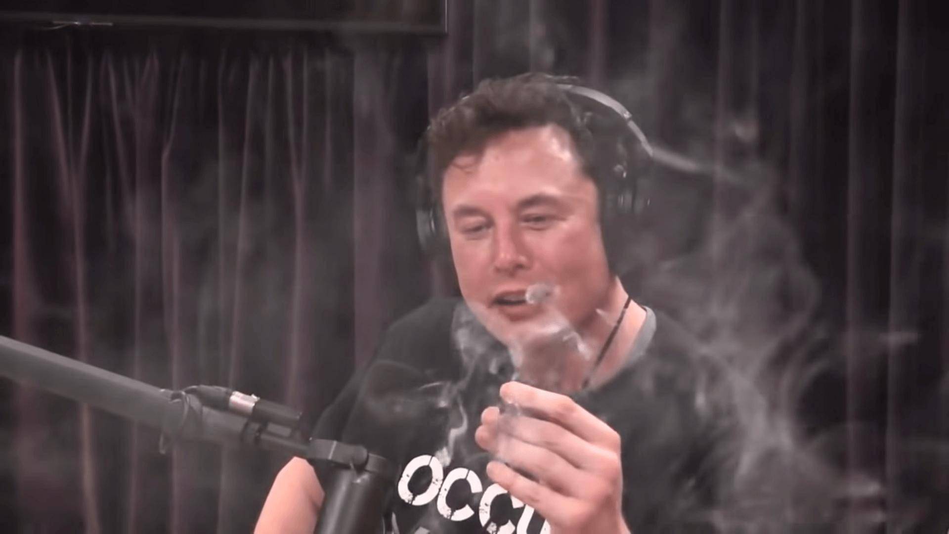 因一句话吹没37亿,也曾一口烟抽掉40亿_马斯克