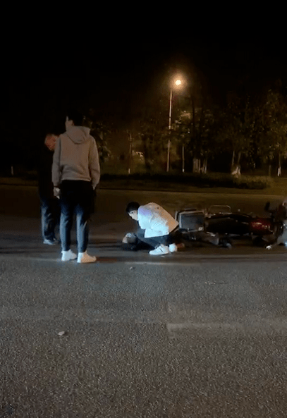 泸州国窖大桥附近男子遭遇车祸生命垂危危急时刻他站出来了