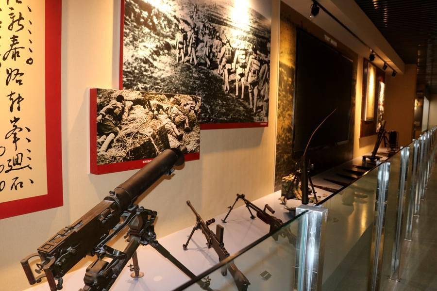 孟良崮战役纪念馆孟良崮战役纪念馆位于孟良崮烈士陵园内,坐北朝南