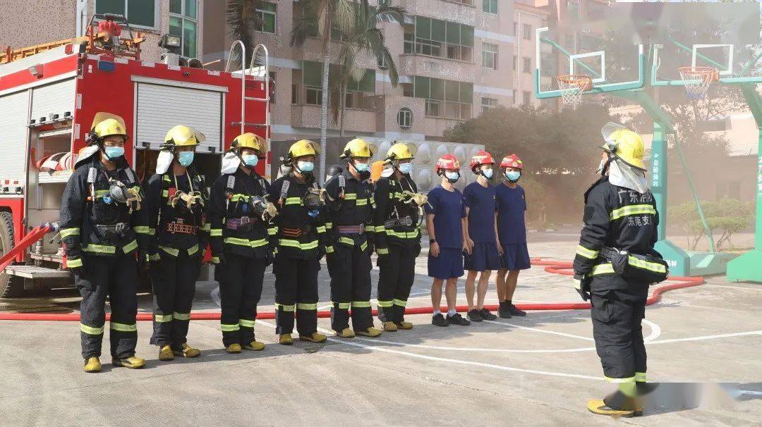 最性感出警東莞消防員蔡嘉琪裹浴巾飛奔出動