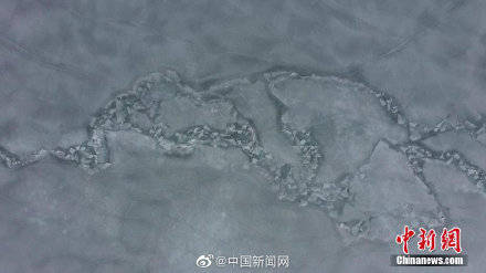 新疆博斯腾湖现推冰奇观