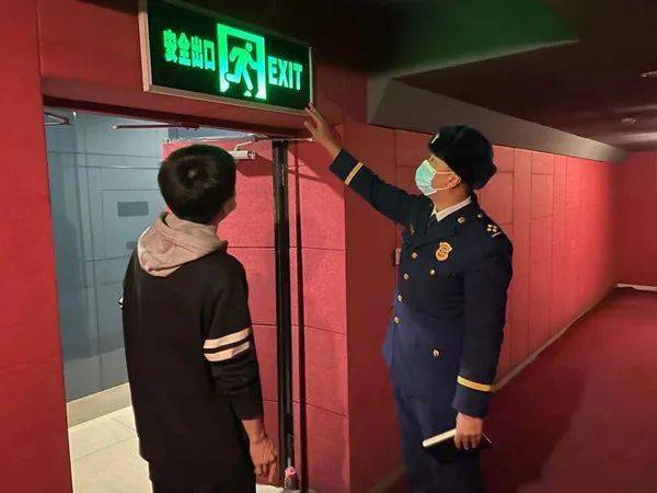 期间,各检查组重点对大型商业综合体内的疏散通道,安全出口,自动消防